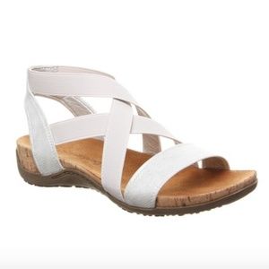 BEARPAW Strappy Silver Sandal Size 9 flat